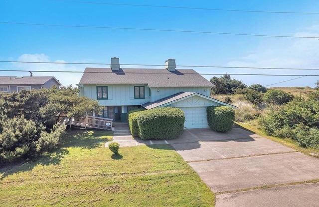 Spacious Pet Friendly Oceanfront Home with Fenced Yard, Large Deck, Beach Access