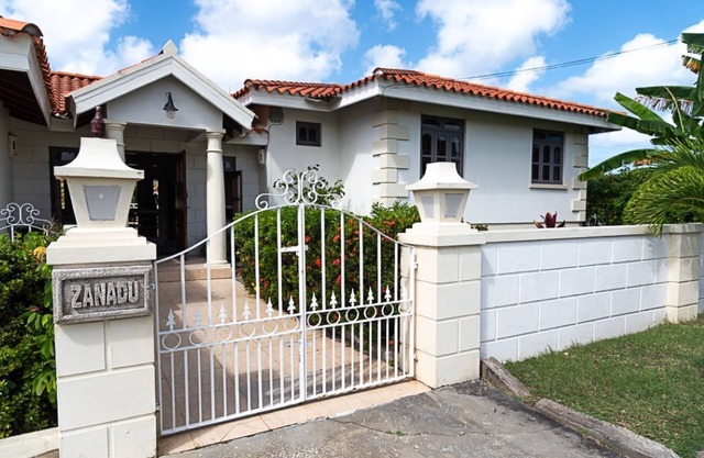 Spacious Platinum Coast ranch villa with pool & AC close to the beach