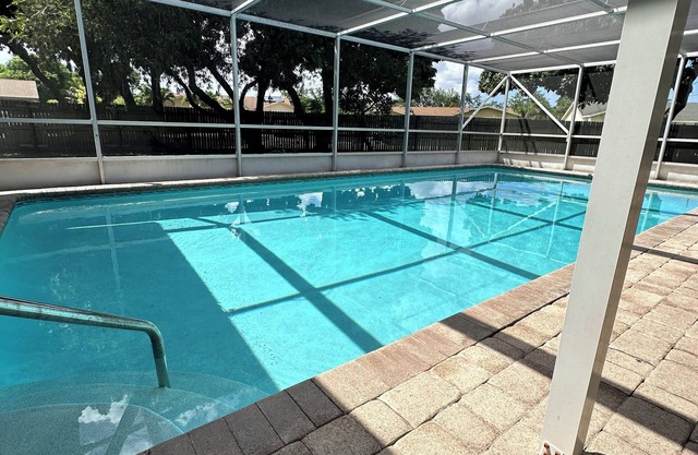 Spacious Pool Home for 10!, Luxurious 4 Bedroom Oasis, Perfect for Large Groups