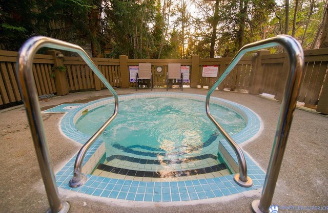 Spacious, Quiet, Golf Course Location. Wood Fireplace, Free Shuttle