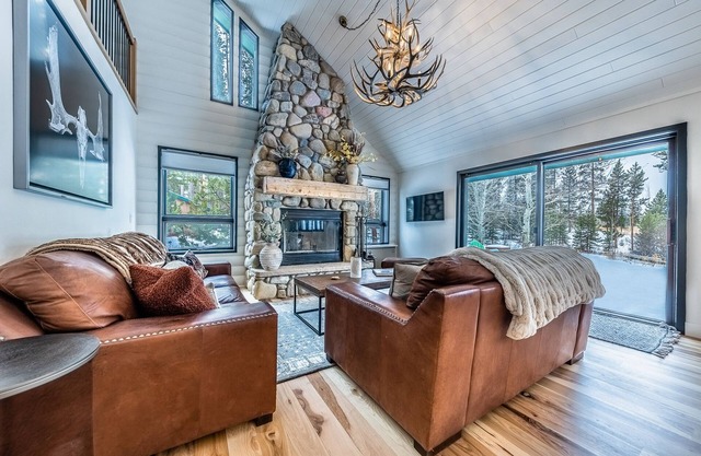 Spacious remodeled home w/Yoga Studio, private hot tub, mountain views.