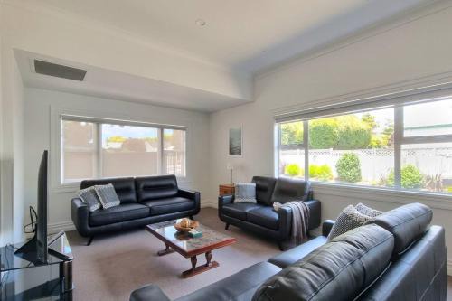 Spacious Remuera Bungalow with Parking and Aircon