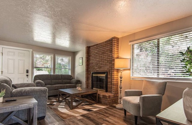Spacious Renovated Home Perfect for Big Fam/Groups