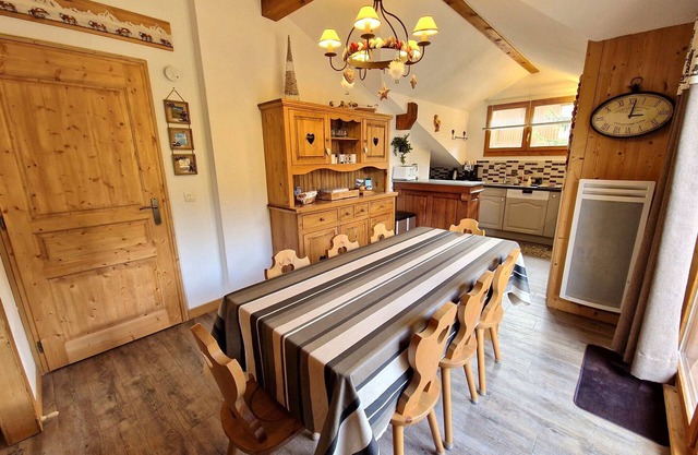 Spacious Renovated Apartment for 10, Near Slopes & Center, Stunning Mountain Views