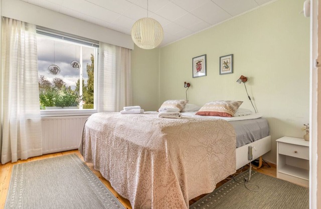 Spacious Riverside House with Private Sauna & Free Parking