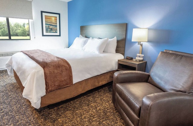 Spacious Room w/Kitchen, Pet-Friendly & Free Parking for Extended & Short Stays
