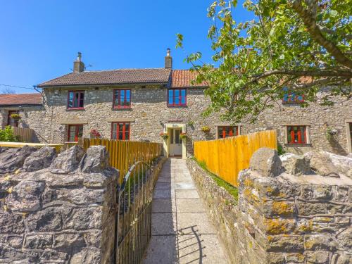 Spacious-Rustic Cottage-Dog Friendly-w log burner