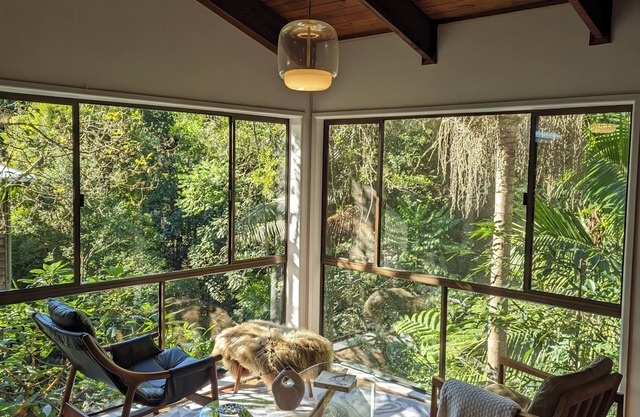 Spacious Scandi-inspired luxury home amongst the trees - Mount Glorious summit!