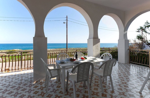 Spacious sea view house in Torre Dell'Orso 4 bedrooms and 2 bathrooms, m115