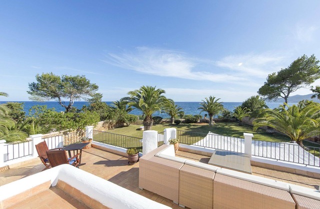Spacious Seafront Villa with Pool 10+ Guests - walk to beaches - majestic views