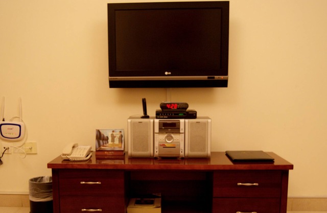 Spacious serviced 1BR Al Muhaisnah 5' to airport