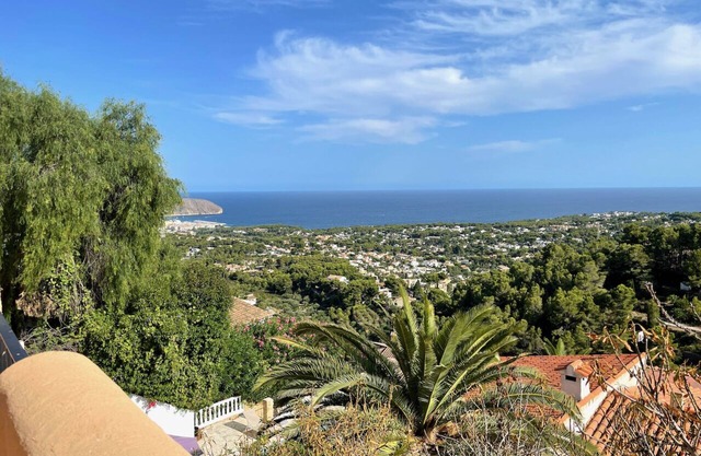 Spacious South Facing 4 Bedroom Villa, Jacuzzi (optional booking), Sea Views
