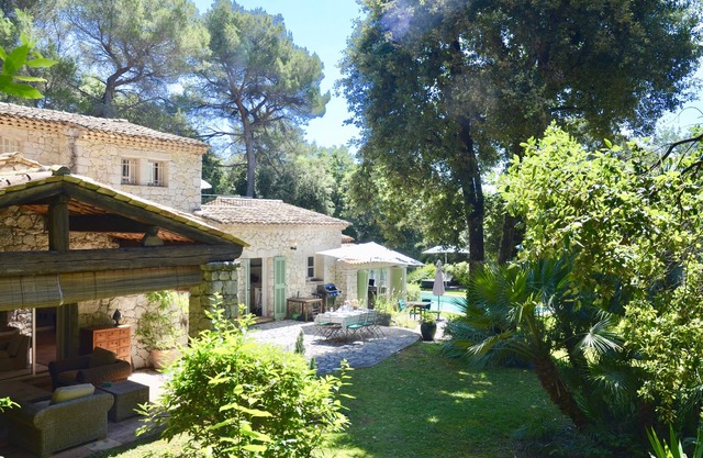 Spacious, stone villa with pool, sleep 10, 4 en-suite bedrooms, air conditioning