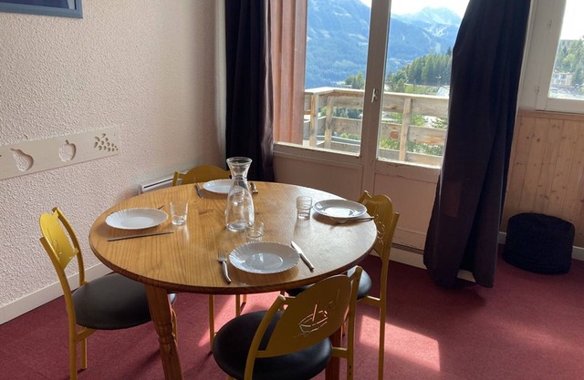 Spacious Studio for 4, South-Facing, 20m from Slopes, Close to Shops and Sports Center