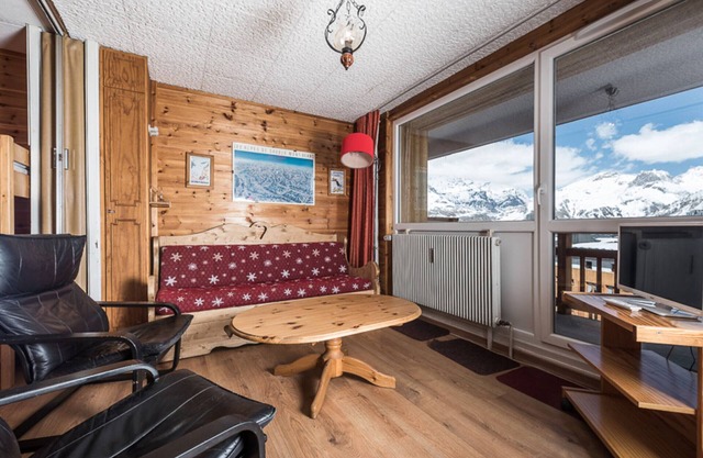 Spacious Studio Near Slopes & Shops with Balcony - Pet Friendly