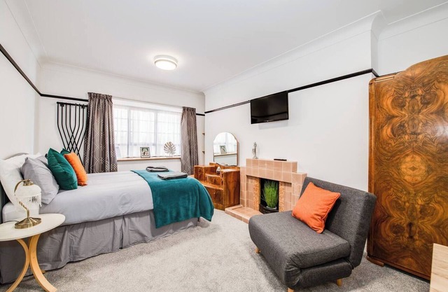 Spacious Studio with Bath & separate Kitchen