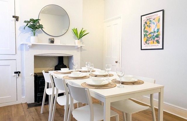 Spacious & stylish 3-bed home in Centre of Canterbury