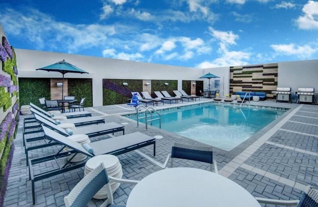 Spacious Suite near Miami Airport with Kitchen & Breakfast | Outdoor Pool