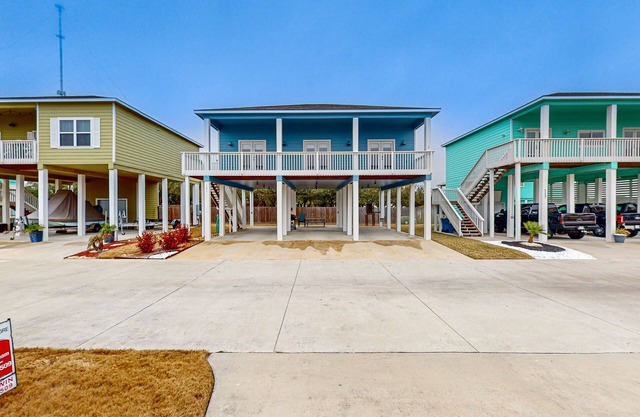 Spacious & sun-filled home with pool, deck, & balcony - near beaches & golf