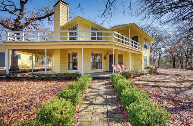Spacious Texas Getaway 1/2 Mi to Lake Texoma!