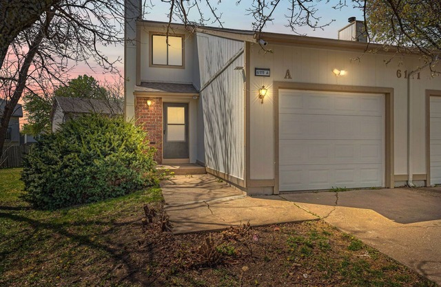 Spacious townhome - 2-bedrooms with King Beds in quite cul-de-sac - sleeps 6