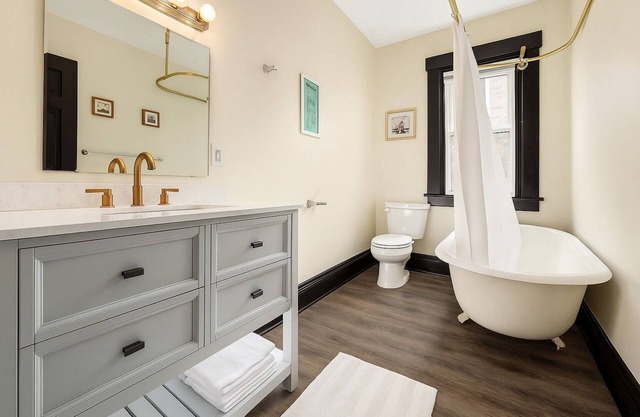 Spacious townhome near German Village 8 Beds