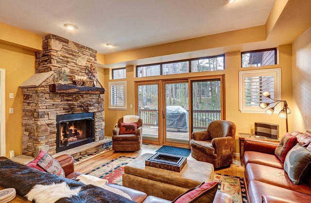 Spacious townhome, walk to downtown, private hot tub!