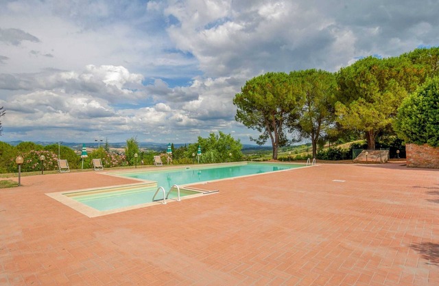 Spacious Tuscany Retreat