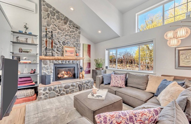 Spacious Upscale 6 bdrm w/Fireplace Close to Ski Resorts