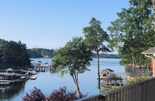 Spacious 6-bedroom house with WiFi, AC in welcoming Lake Norman of Catawba