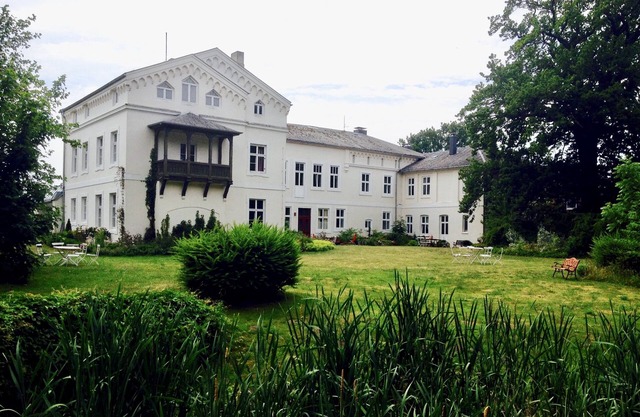 Spacious vacation apartment in a manor house near the Baltic Sea