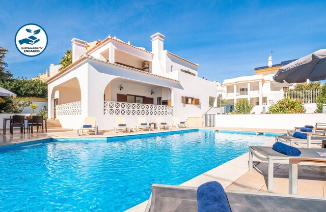 Spacious villa w/heatable pool in Montechoro