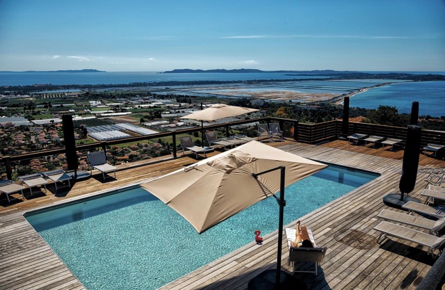 Spacious villa with seen (200 °) magnificent sea, very large pool