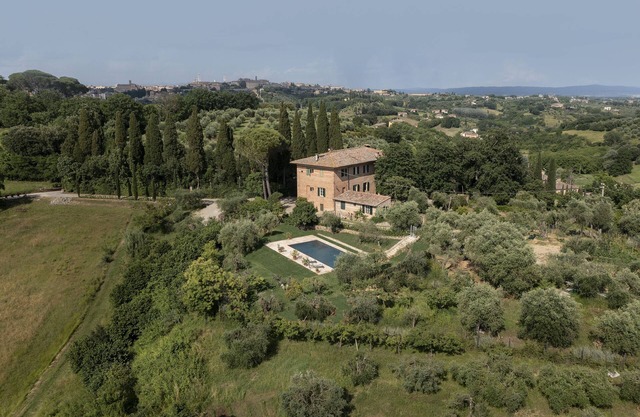 Spacious villa with stunning pool, luscious gardens