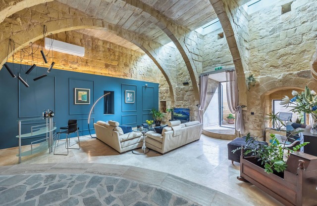 Spacious Villa Zaffir- Heated Pool & Fireplace