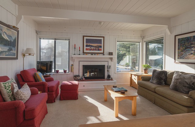 Spacious Villager Condo, Quick Access & Great View