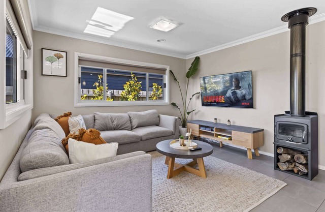 Spacious w/King Bed & Games Rooms, Walk to Cafe's and Shops