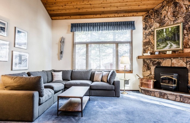 Spacious Winterset 26 2 Bedrm Plus Loft 3 Full Bathrm Townhome Sleeps 8 Steps to Free Town Shuttle