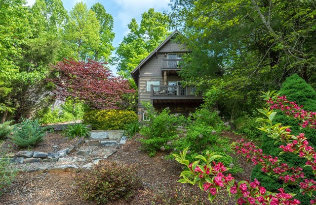 Sparrow Cottage | Charming Arts & Crafts Cottage with Grill, Fire Pit & Mountaintop Views!