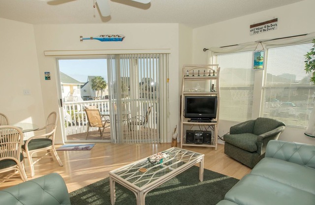 SPC 9226 - Upstairs 1 BR - sleeps 6 by RedAwning