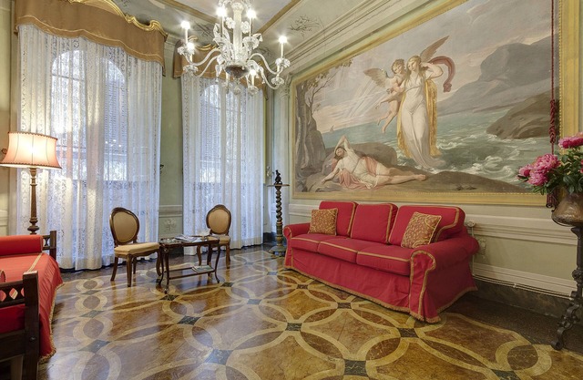 Special apartment with terrace and original frescoes 700 close to old bridge