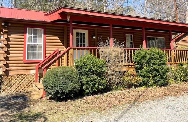 SPECIAL *January 20% off* 10 minute drive to Cherokee