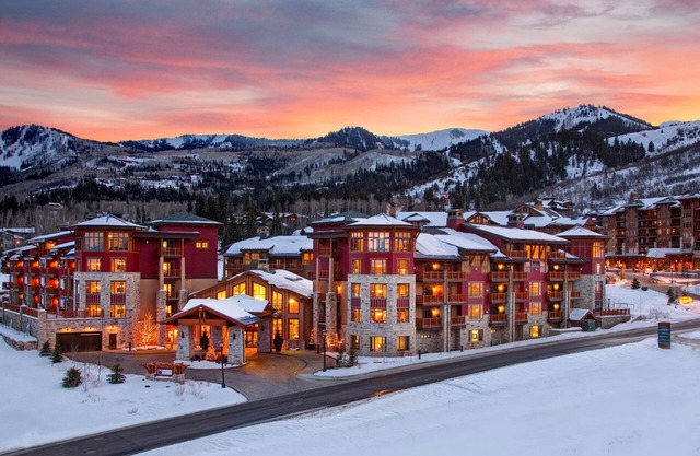 Spectacular 2 Bed/3 Bath, Ski In/Ski Out Vacation March 14-21 2020 Only