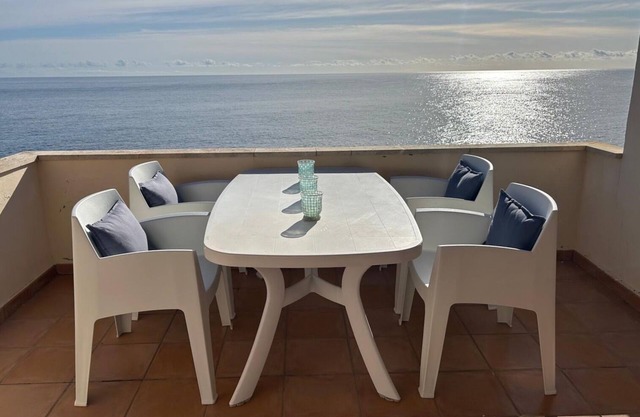 Spectacular apartment by the sea with large terrace and communal swimming pool