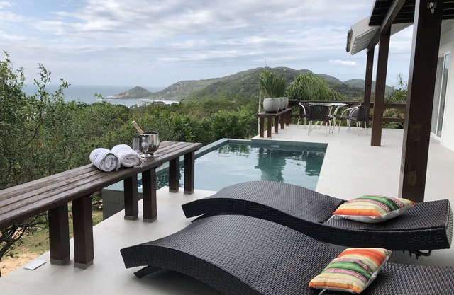 Spectacular House in Praia Mole - Security and Tranquility Cond. Closed