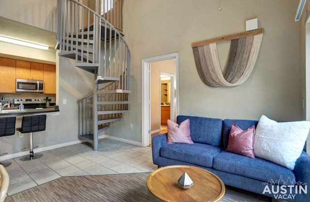 Spectacular Location! West Campus Apt for 8 + Loft