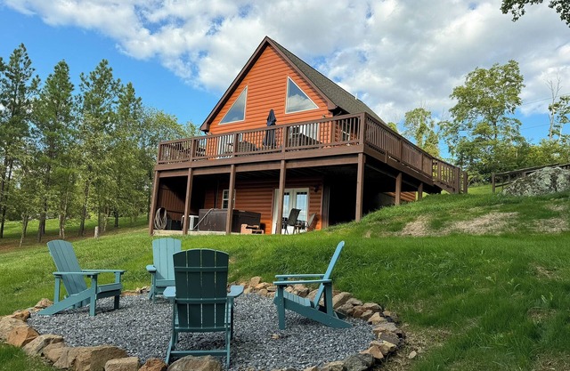 Spectacular Mountain Views. Peaceful Solitude. Rustic cabin with modern comforts. 90 mins from DC