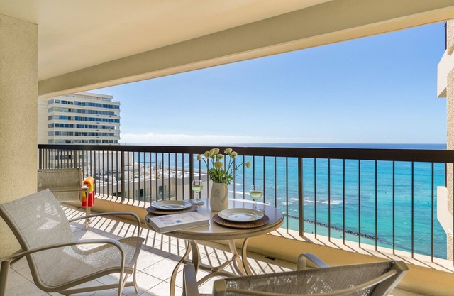SPECTACULAR OCEAN VIEW! A/C, Wi-Fi, Pool, FREE Valet Parking, Steps to Beach!