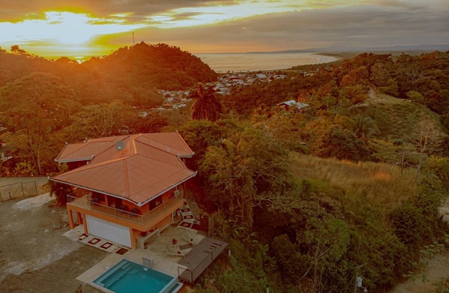 Spectacular views of mountains AND Pacific-10 min from beach