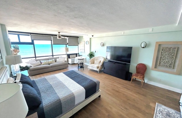 Spectacular views - direct oceanfront studio w/kitchen & pool